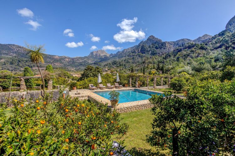 Rent a Holiday Home in Mallorca – Finca Soller pool area