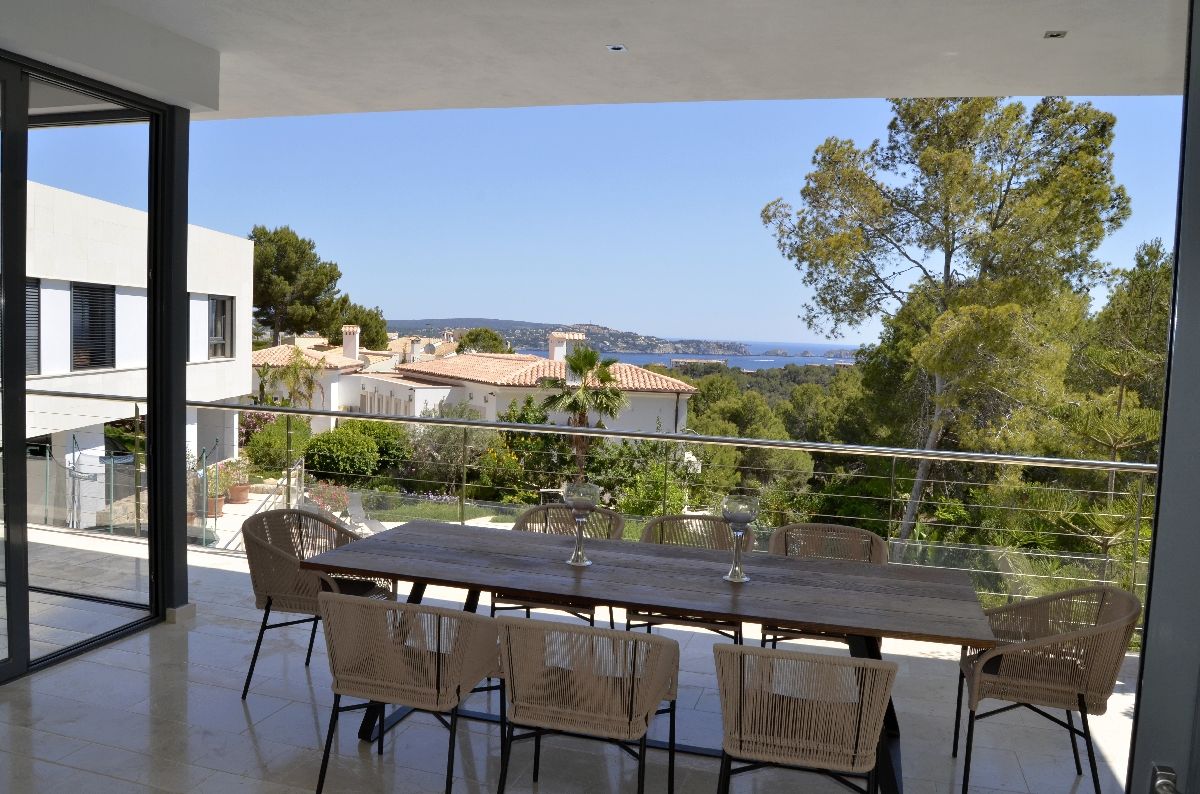 Villa Del Mar Luxury Holiday Home Mallorca Rent table